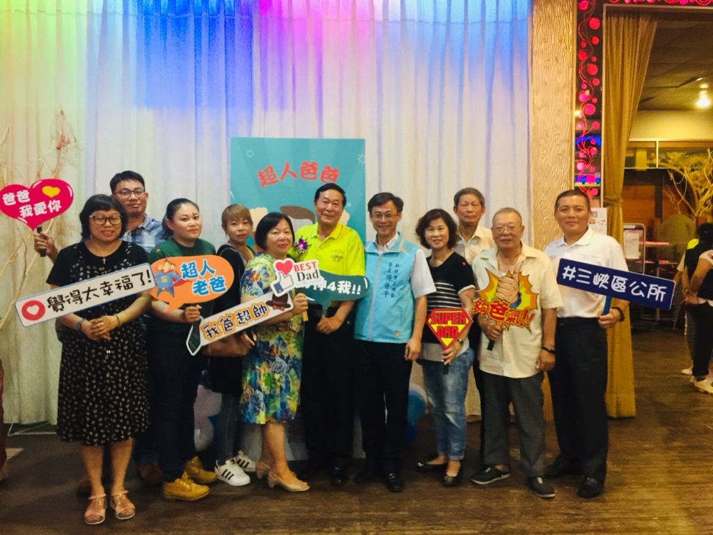 區長與模範父親家庭合影2