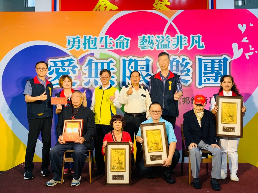 三峽區區長周晉平參加台北榮家重陽節活動，致贈人瑞禮品與大紅包