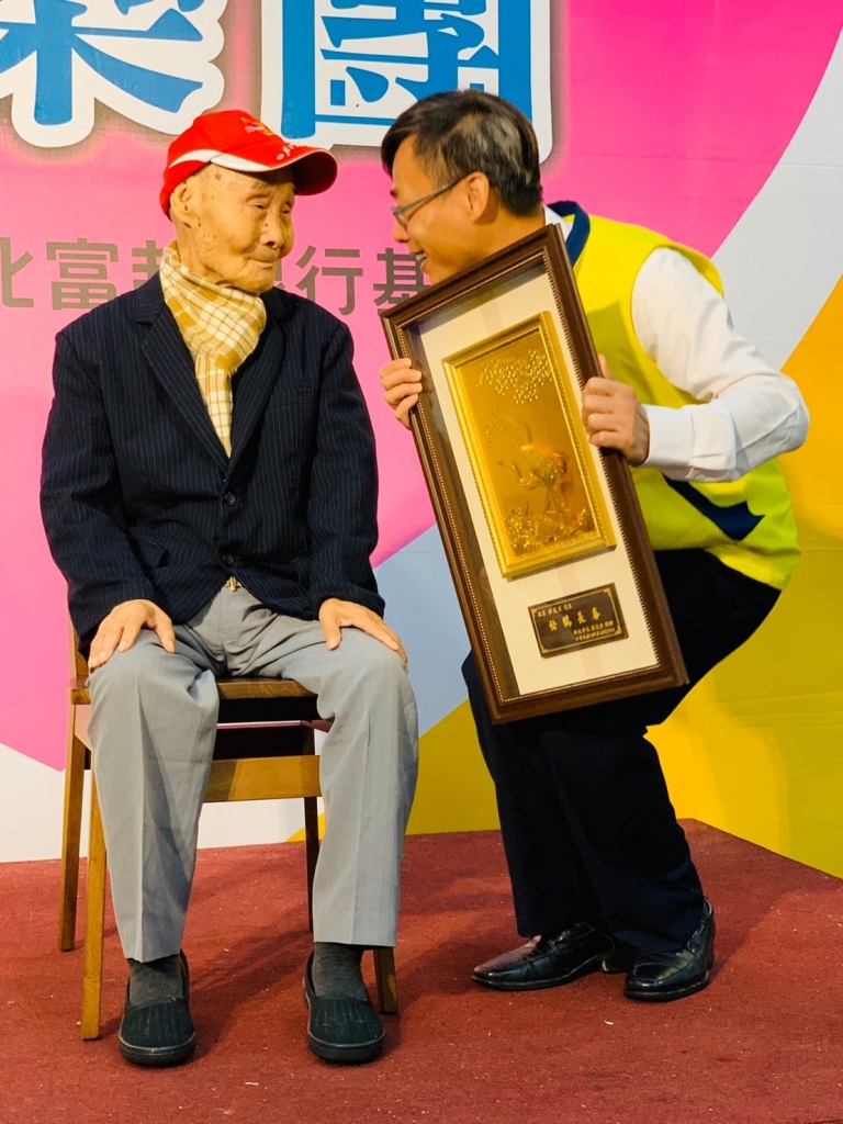 三峽區區長周晉平與長輩互動活潑