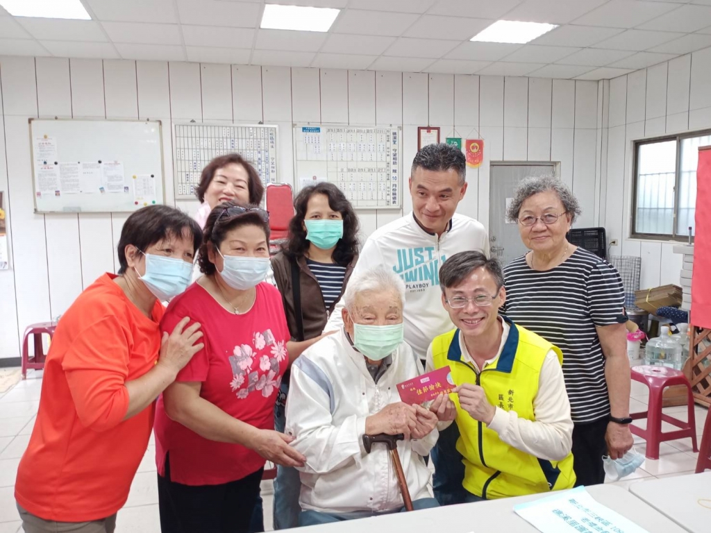 區長巡視各里發政地點，與長輩合照