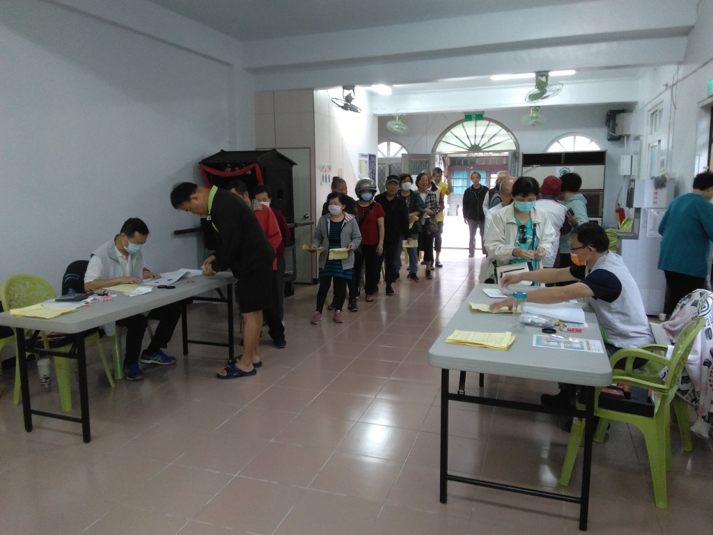 本區里民領取重陽禮金，秩序良好