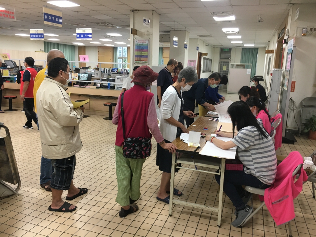 109年10月17日三峽區重陽禮金發放現場