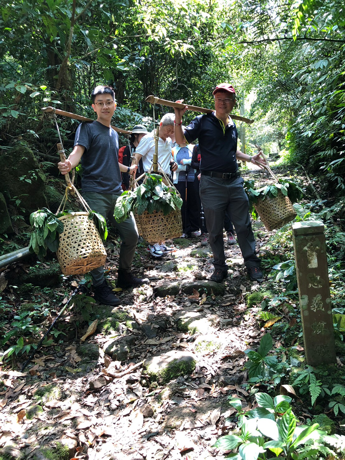 施區長與主管挑扁擔體驗