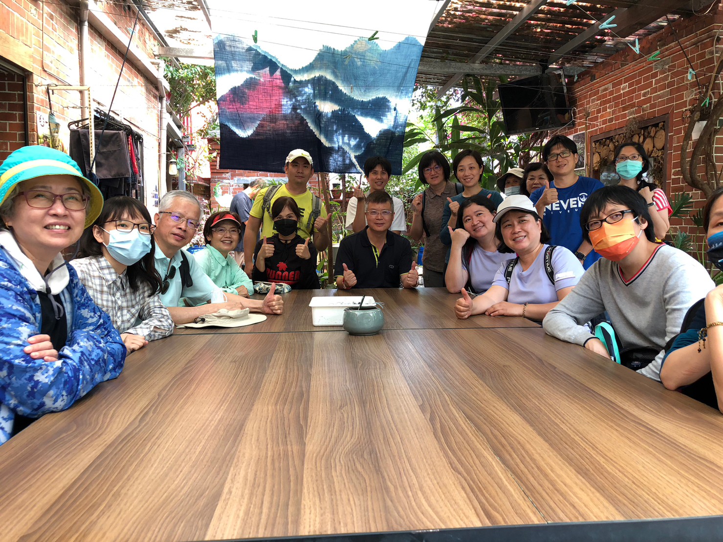 施區長與民眾一同參與藍染采風手作體驗活動