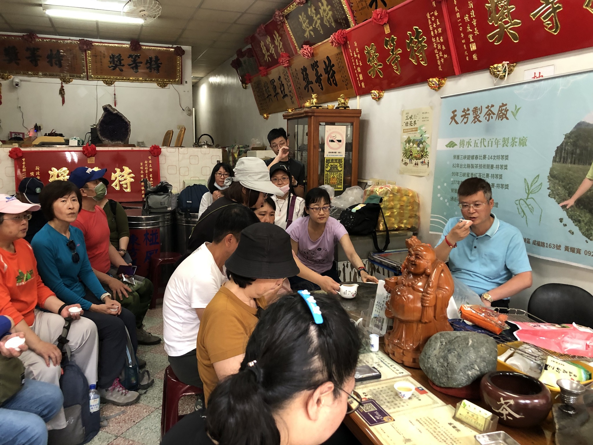 施玉祥區長與民一起品茶