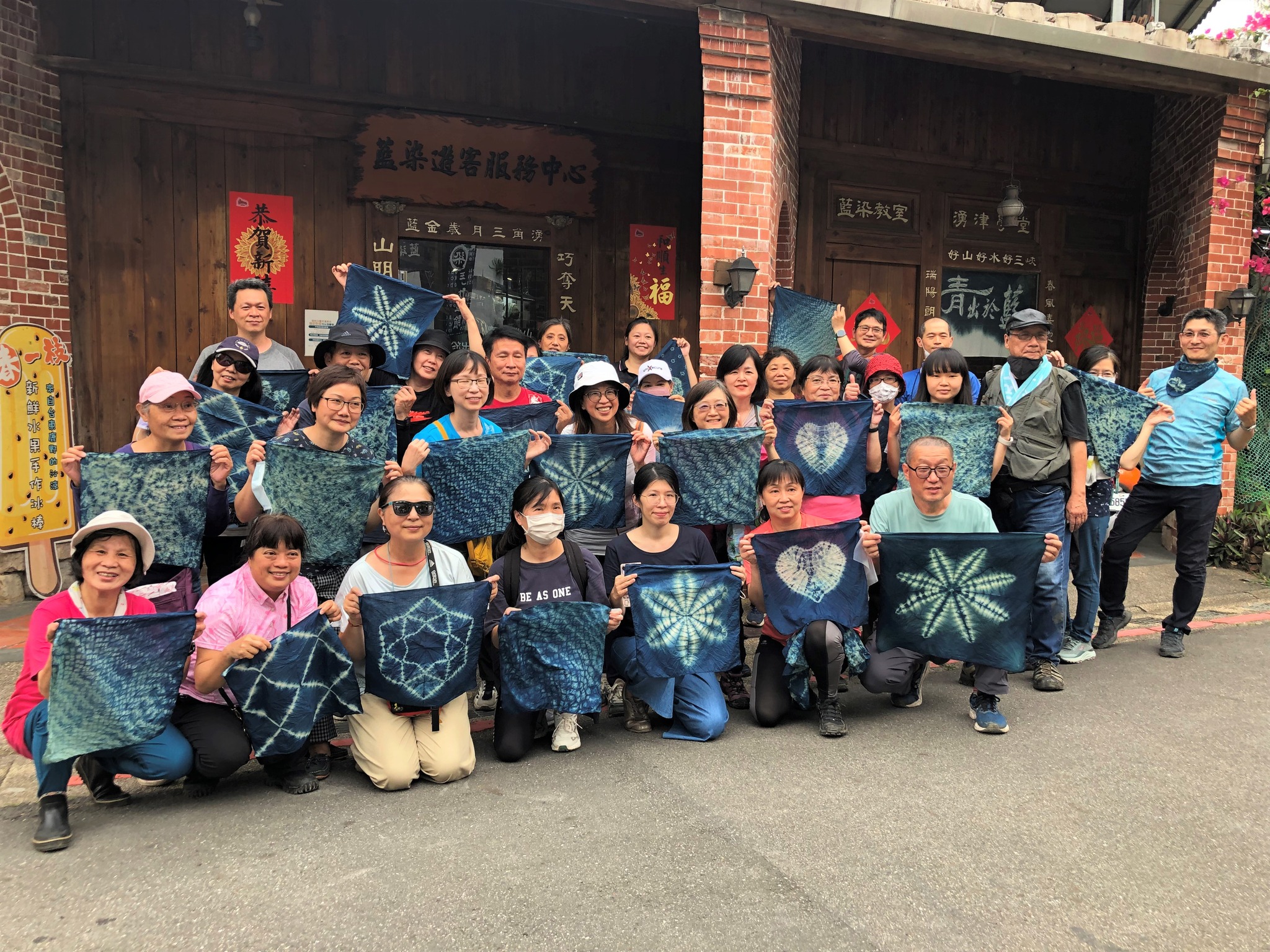 民眾發揮創意~染出獨特的藍染小方巾