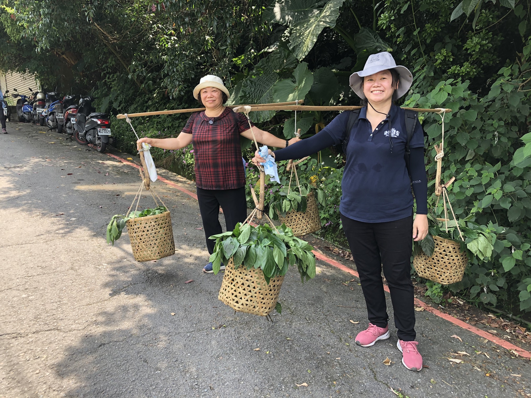 民眾體驗挑扁擔