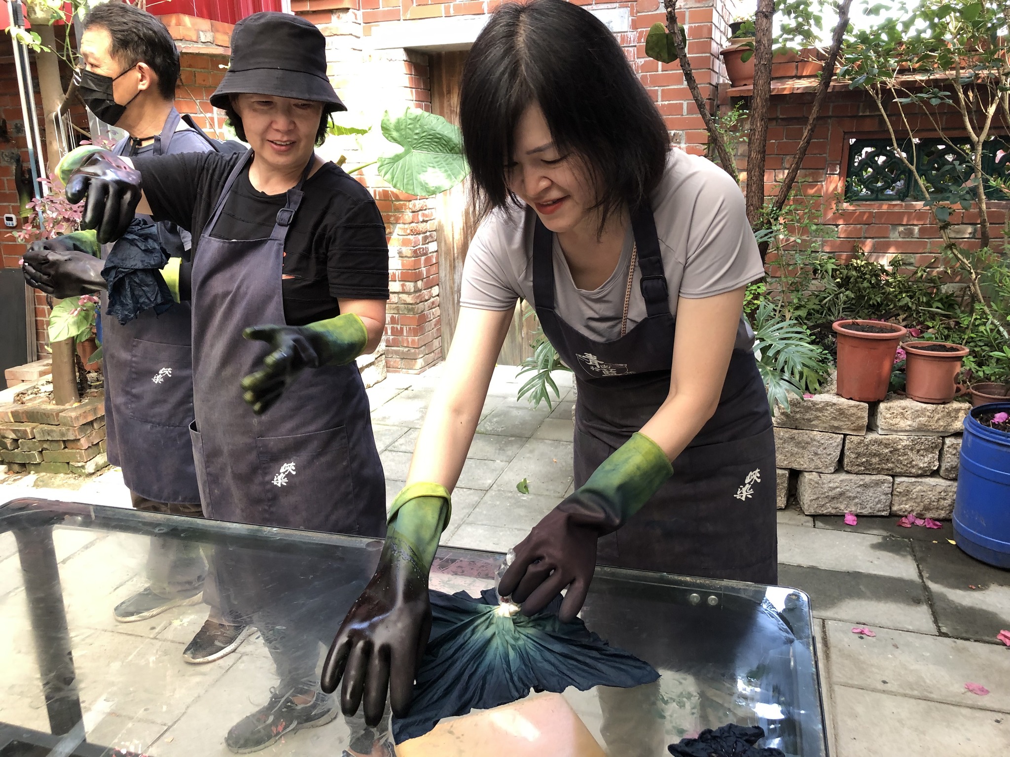 染完色後攤開晾乾