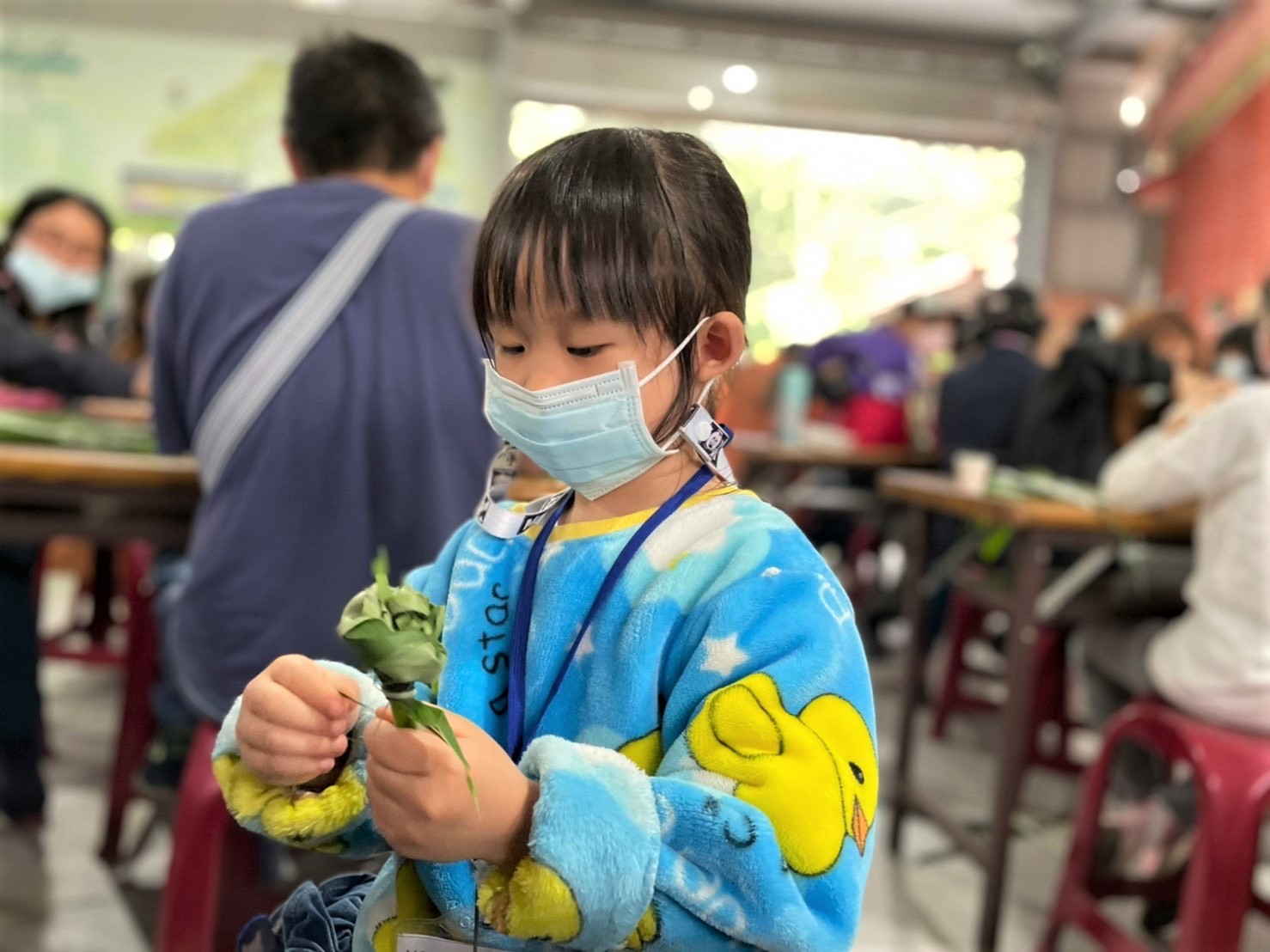 小朋友自已動手體驗葉做玫瑰