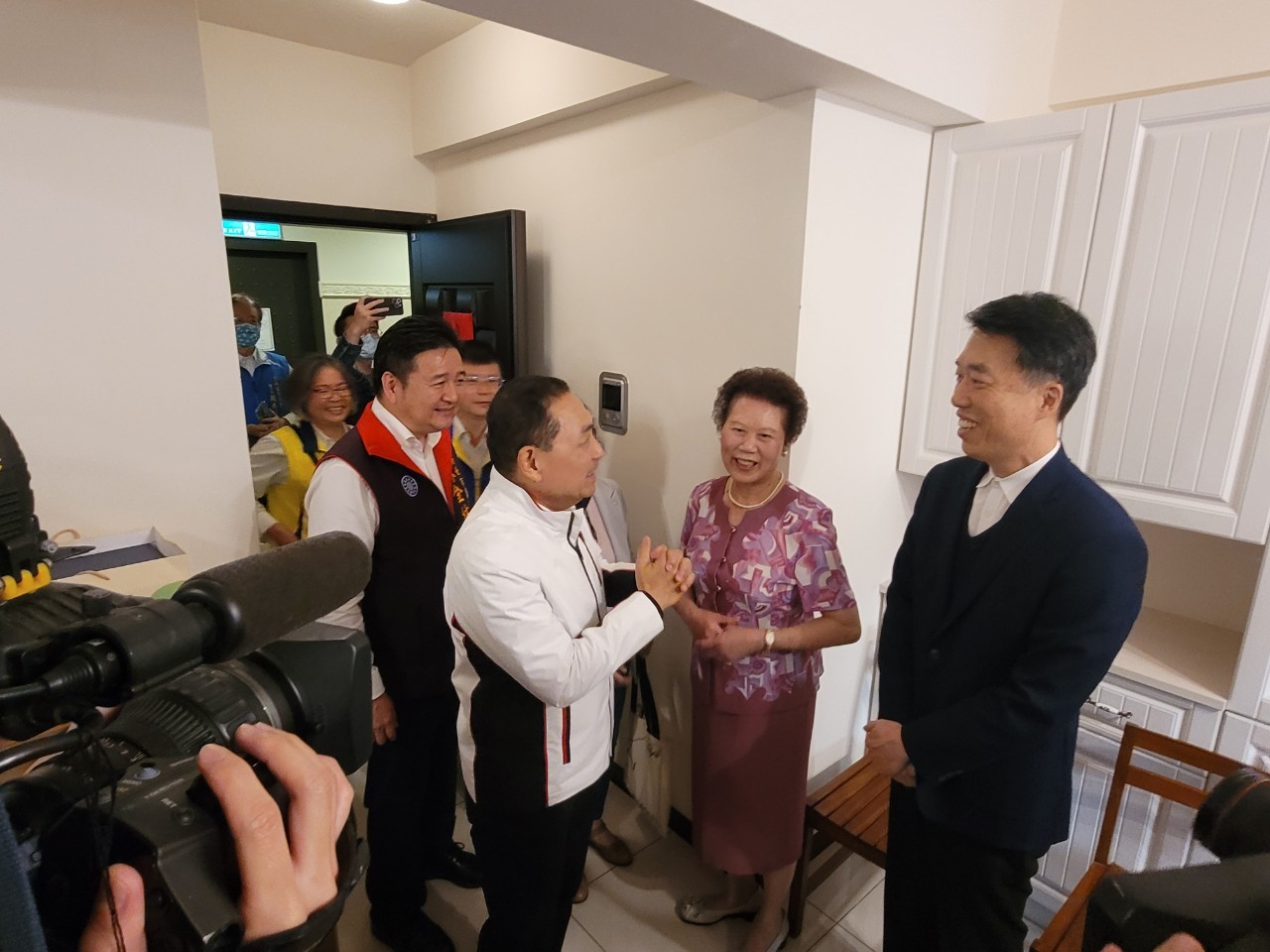 侯友宜市長道賀-龍學里模範母親 吳燕珠