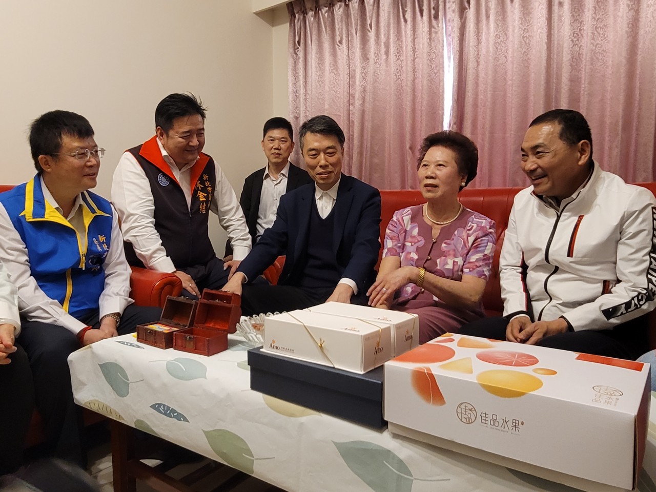 侯友宜市長與林金結議員及施玉祥區長親自道賀-龍學里模範母親