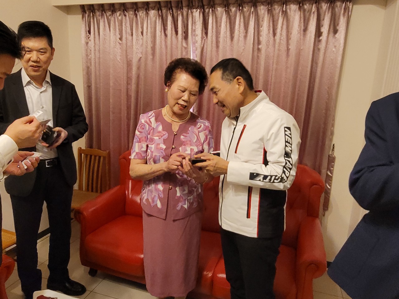侯友宜市長與龍學里模範母親-吳燕珠