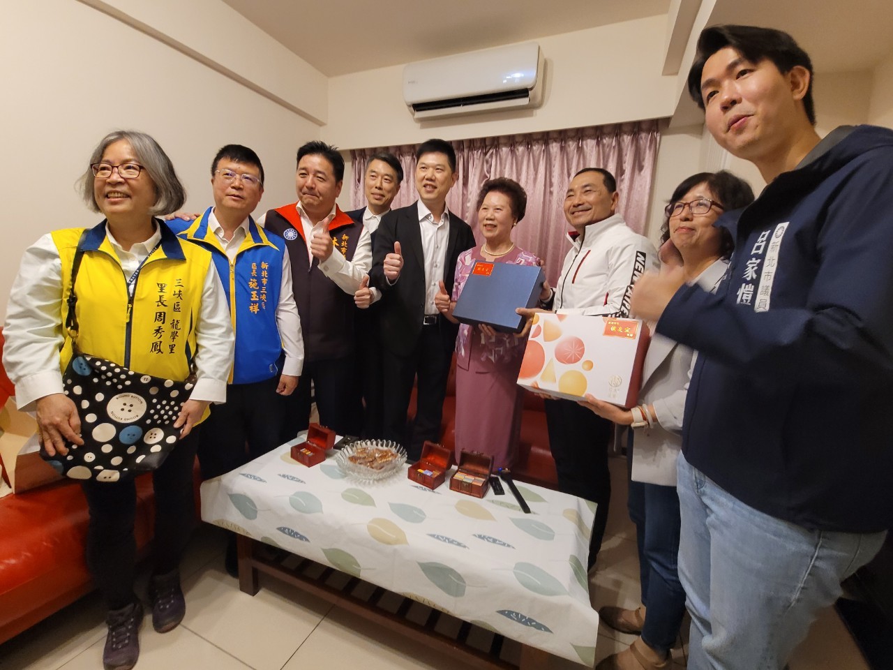 侯友宜市長贈禮道賀吳燕珠模範母親