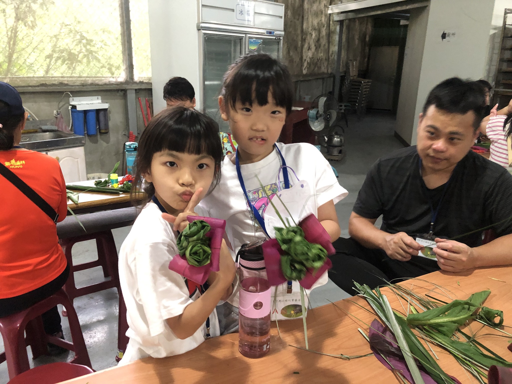 小朋友們自已動手作玫瑰