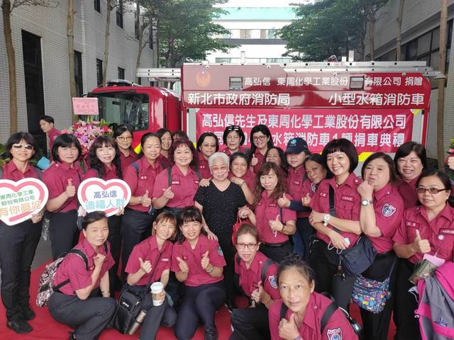 高媽媽與消防人員合照