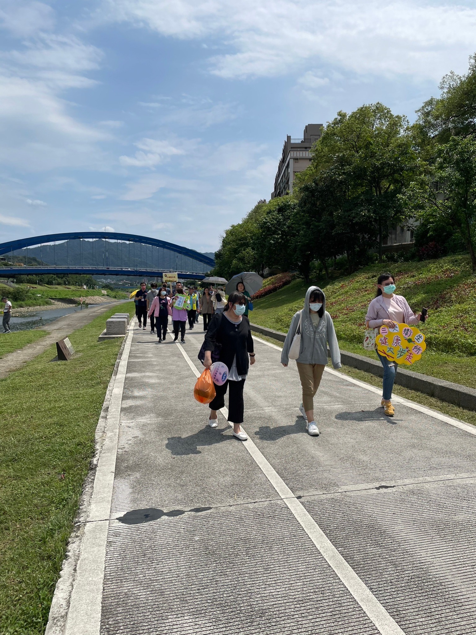 衛生所、里長們及區長還有公所同仁一起健康大步走