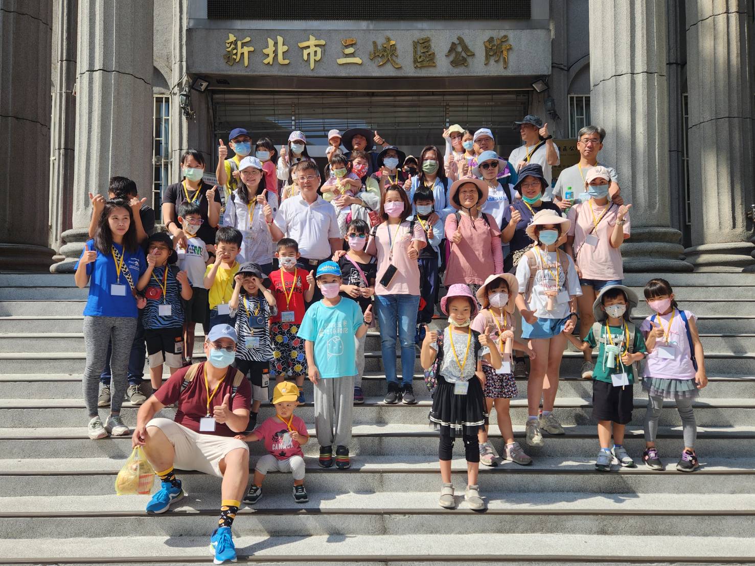 施區長與參加民眾一起合照