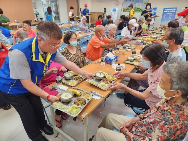 施區長幫長者送餐