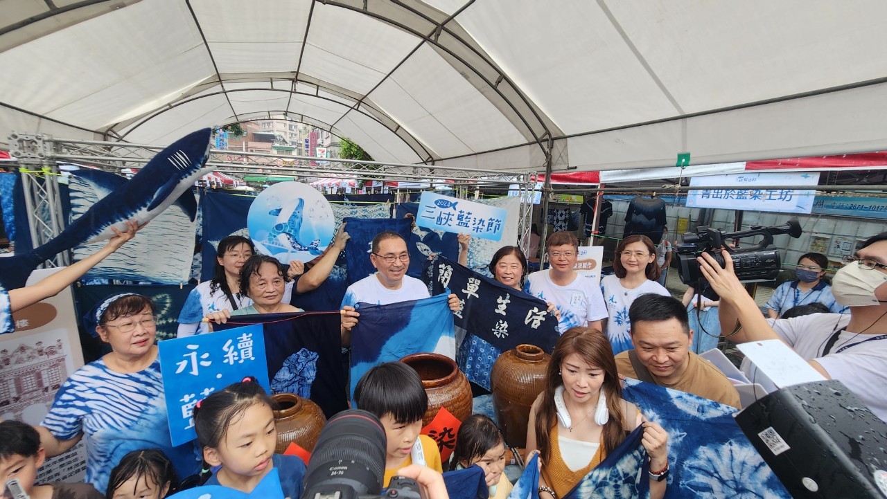 市長至同染區與參加民眾合影