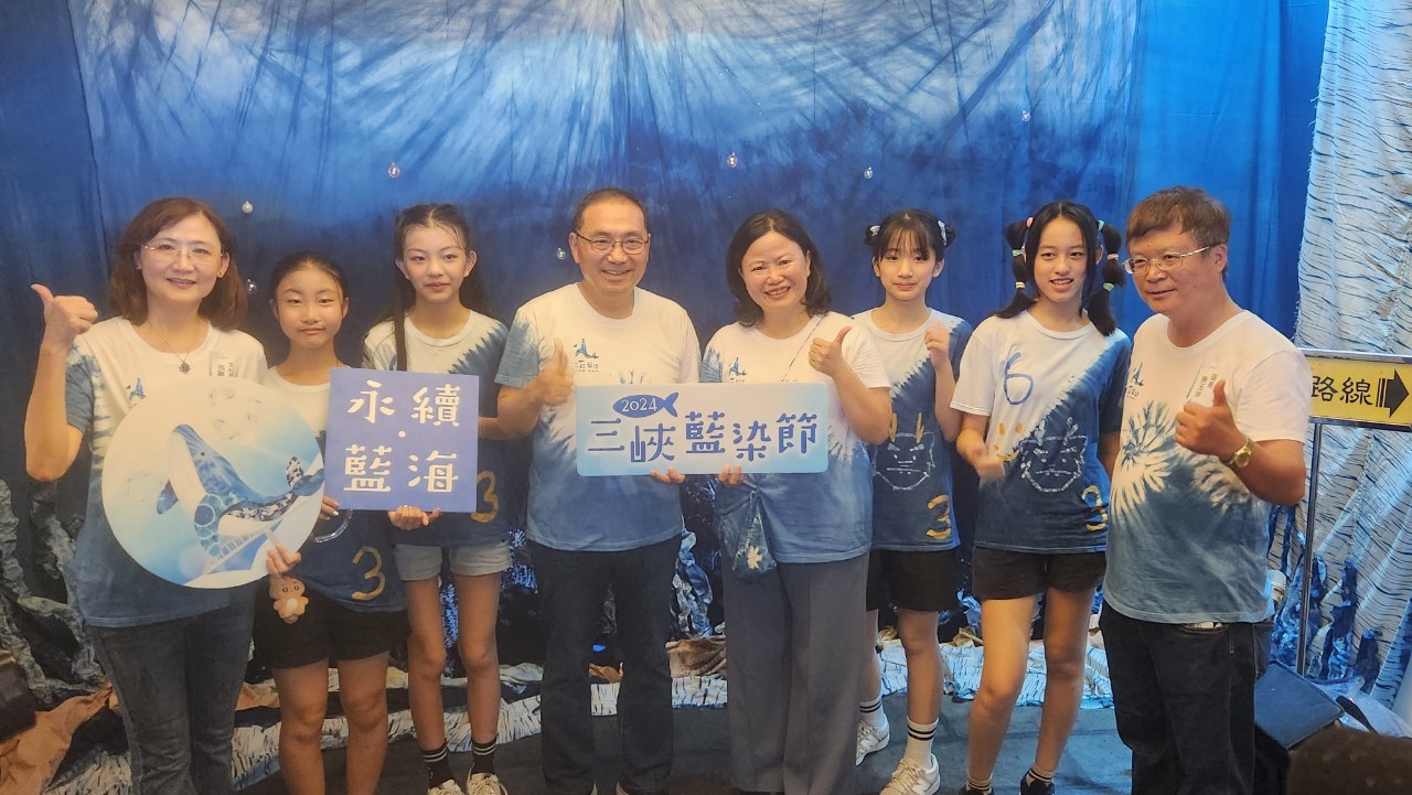 市長與表演團體合影