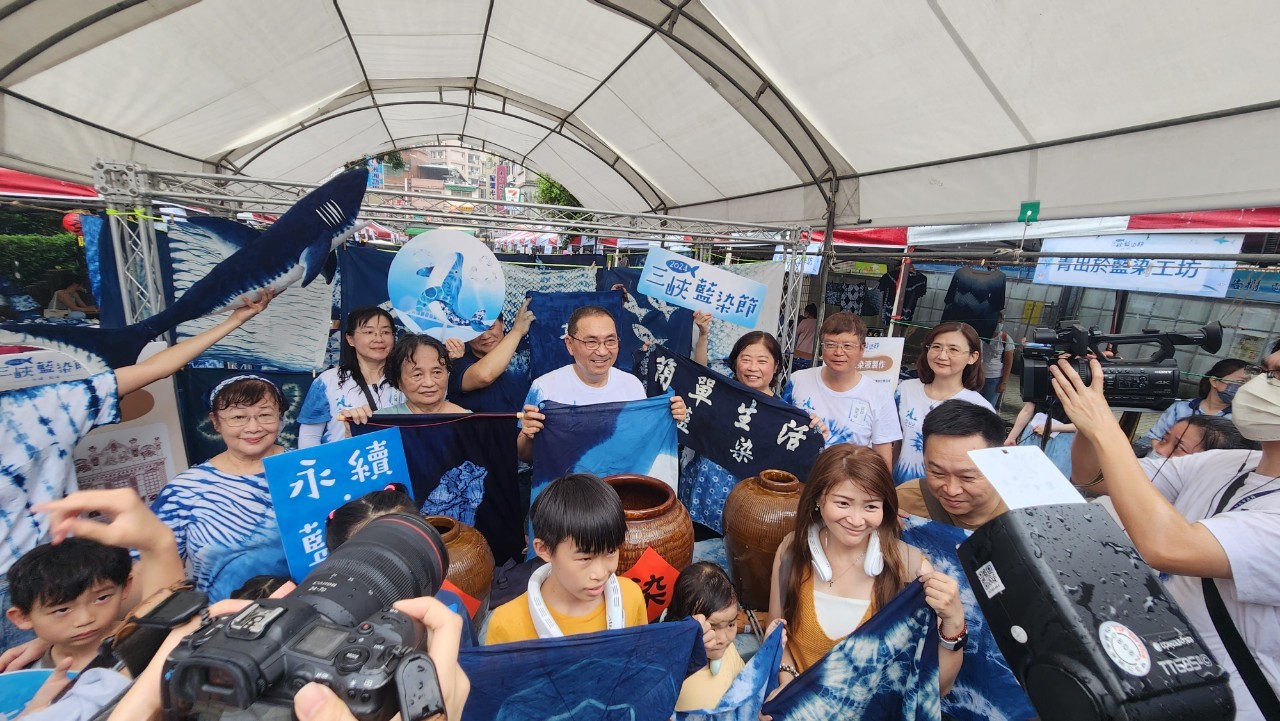 市長至百人同染區與民眾合影