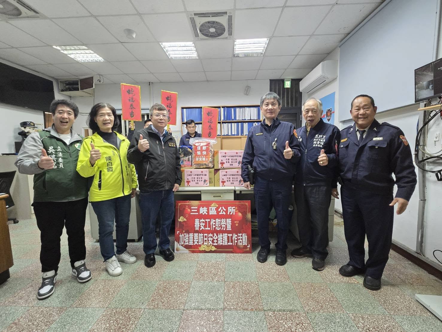 施玉祥區長慰問辛苦的警察及各里守望相助隊