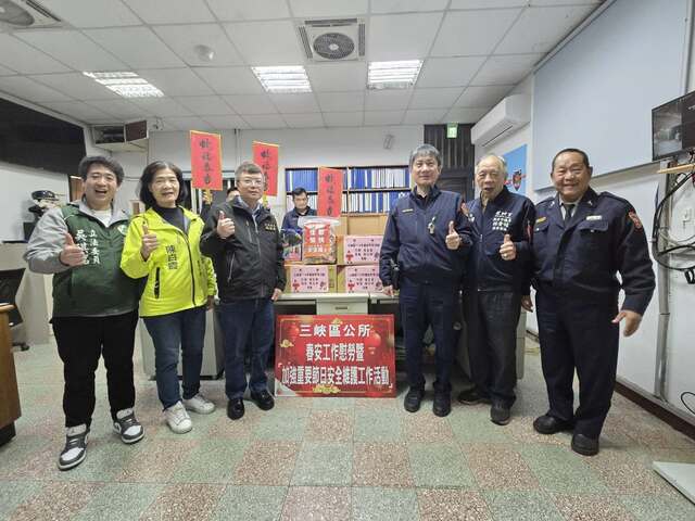 施玉祥區長慰問辛苦的警察及各里守望相助隊