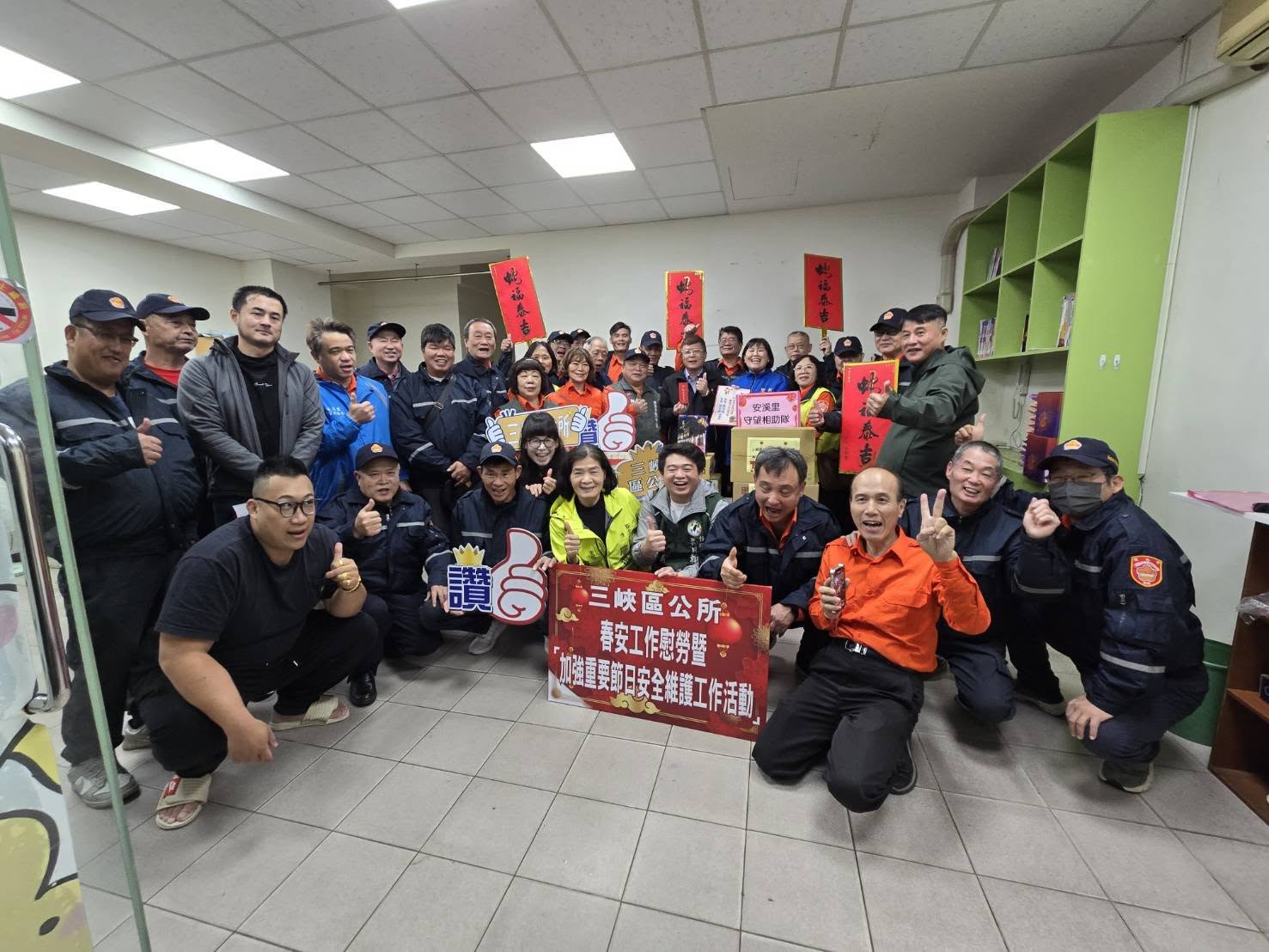 施玉祥區長慰問辛苦的警察及各里守望相助隊