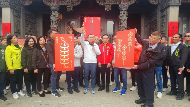 侯友宜市長大年初三至三峽長福巖清水祖師公及行修宮發放蛇年福袋