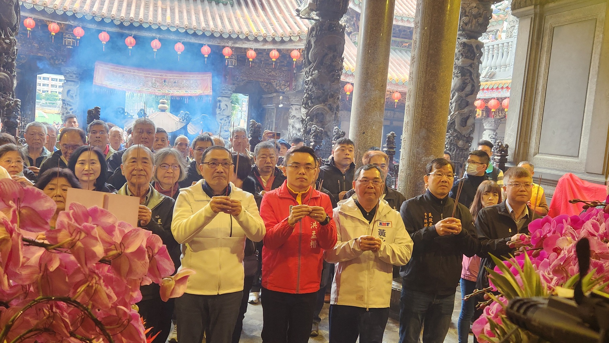 侯友宜市長大年初三至三峽長福巖清水祖師公及行修宮發放蛇年福袋