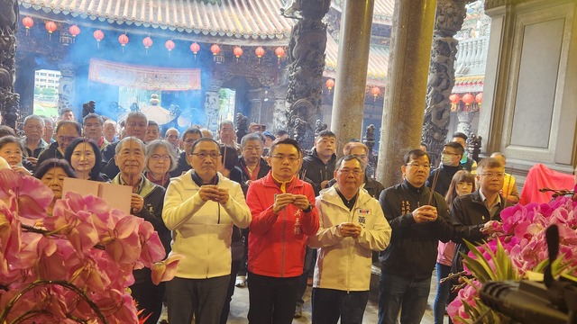 侯友宜市長大年初三至三峽長福巖清水祖師公及行修宮發放蛇年福袋