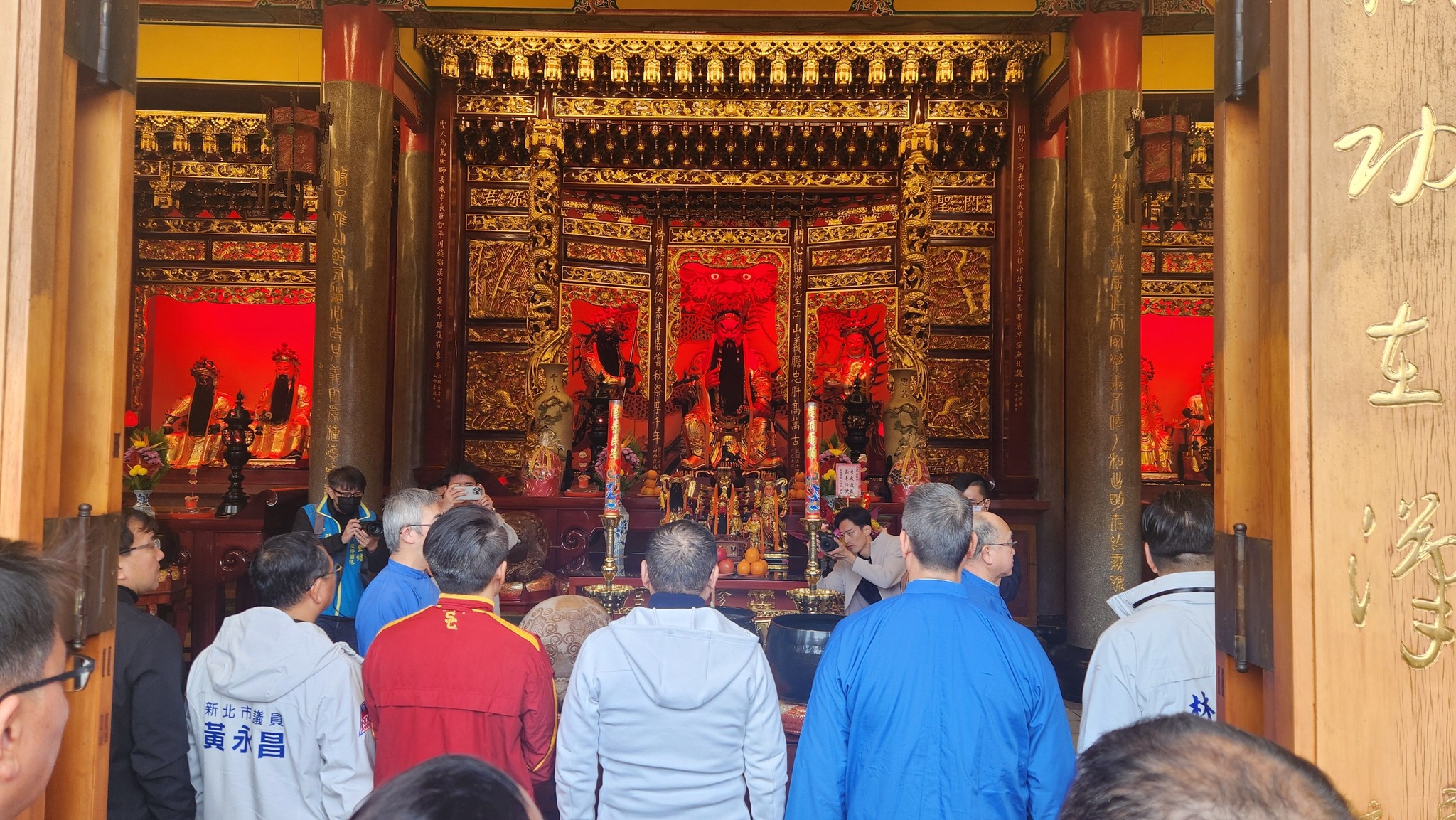 侯友宜市長大年初三至三峽長福巖清水祖師公及行修宮發放蛇年福袋