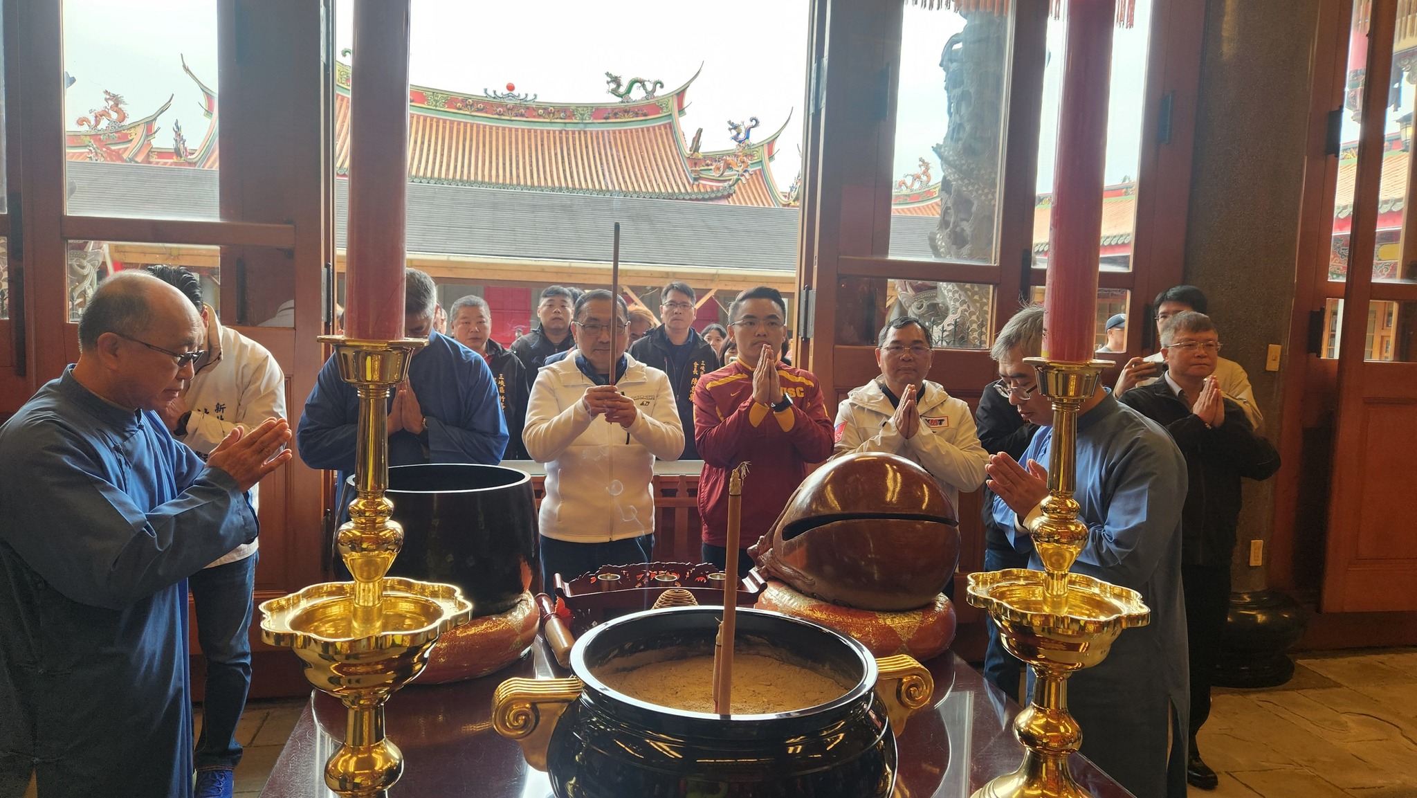 侯友宜市長大年初三至三峽長福巖清水祖師公及行修宮發放蛇年福袋