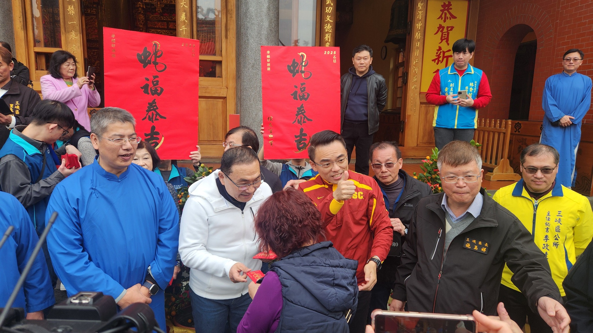 侯友宜市長大年初三至三峽長福巖清水祖師公及行修宮發放蛇年福袋