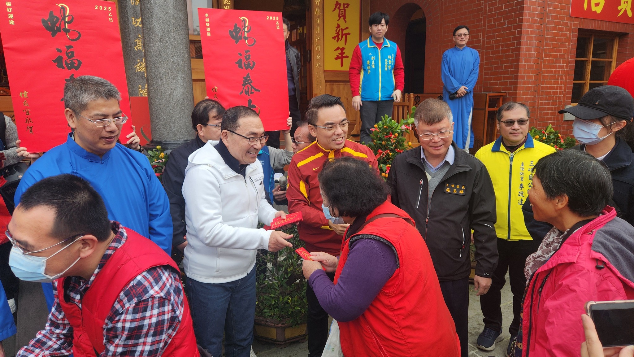 侯友宜市長大年初三至三峽長福巖清水祖師公及行修宮發放蛇年福袋