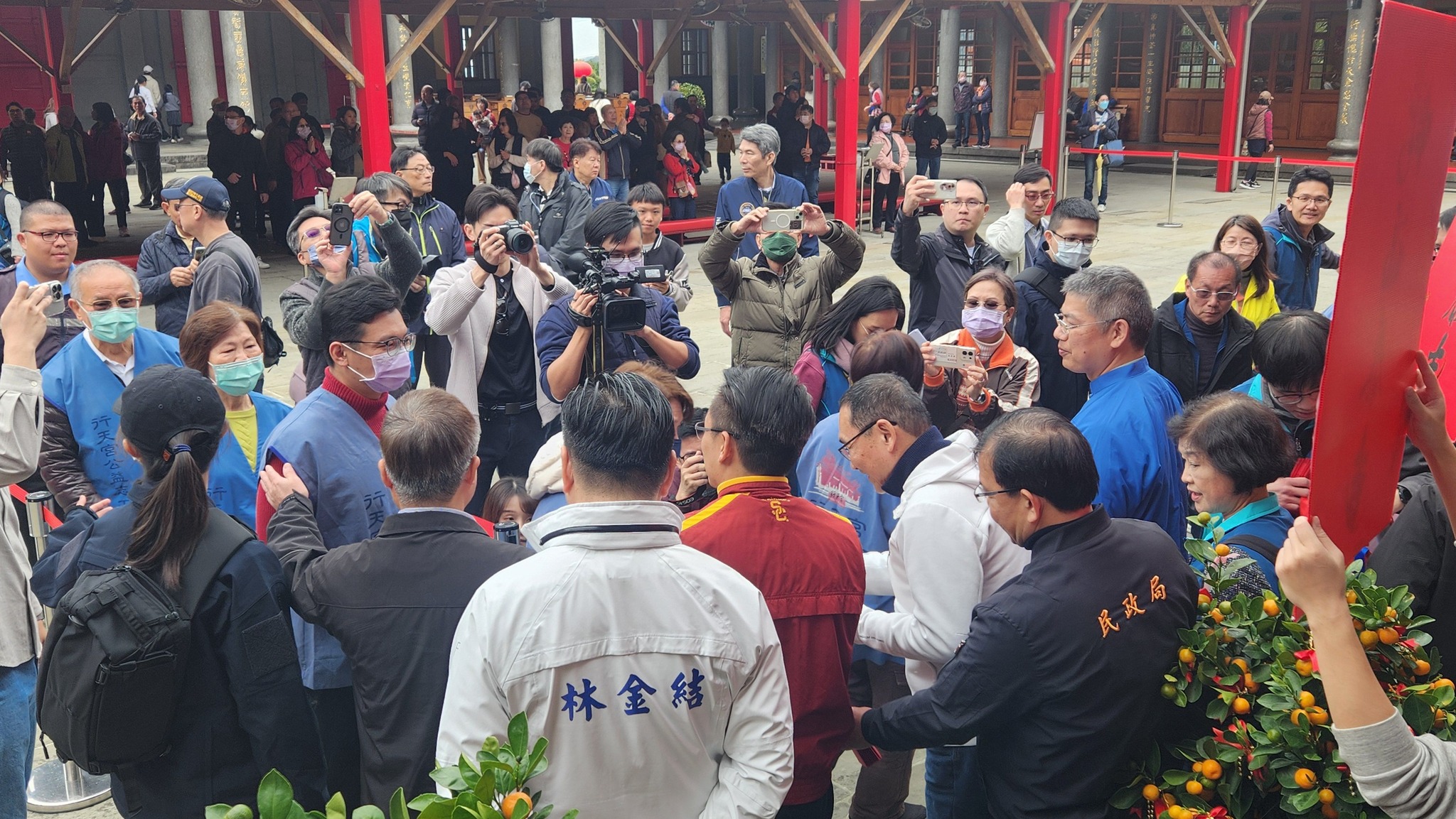 侯友宜市長大年初三至三峽長福巖清水祖師公及行修宮發放蛇年福袋