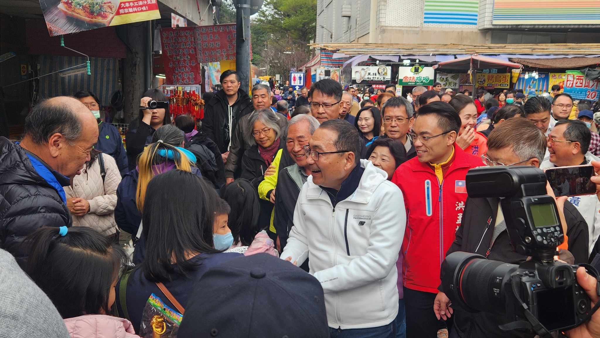 侯友宜市長大年初三至三峽長福巖清水祖師公及行修宮發放蛇年福袋