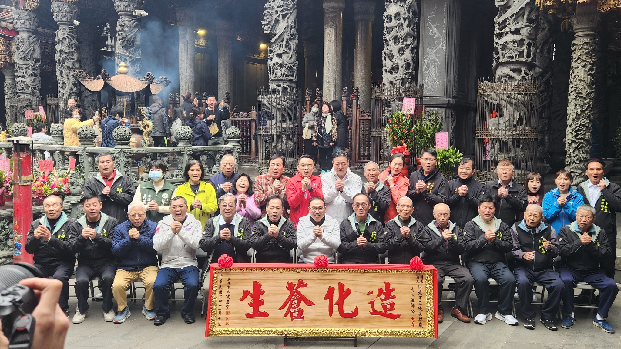 侯友宜市長大年初三至三峽長福巖清水祖師公及行修宮發放蛇年福袋