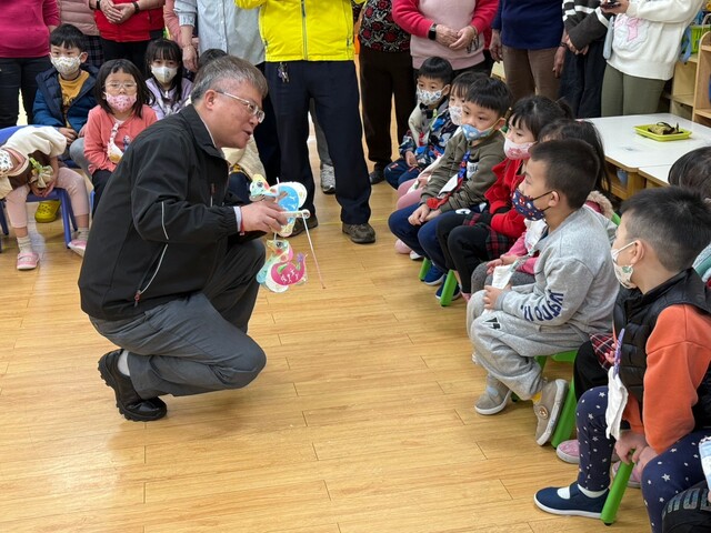 施玉祥區長至中興、溪東及龍埔 幼兒園發放新北市蛇年小提燈