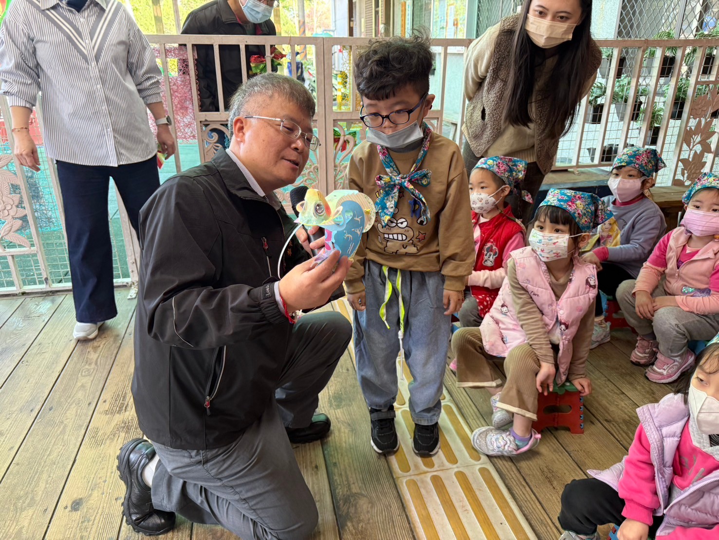 施玉祥區長至中興、溪東及龍埔 幼兒園發放新北市蛇年小提燈