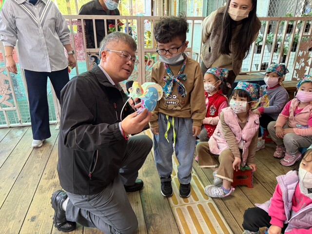 施玉祥區長至中興、溪東及龍埔 幼兒園發放新北市蛇年小提燈