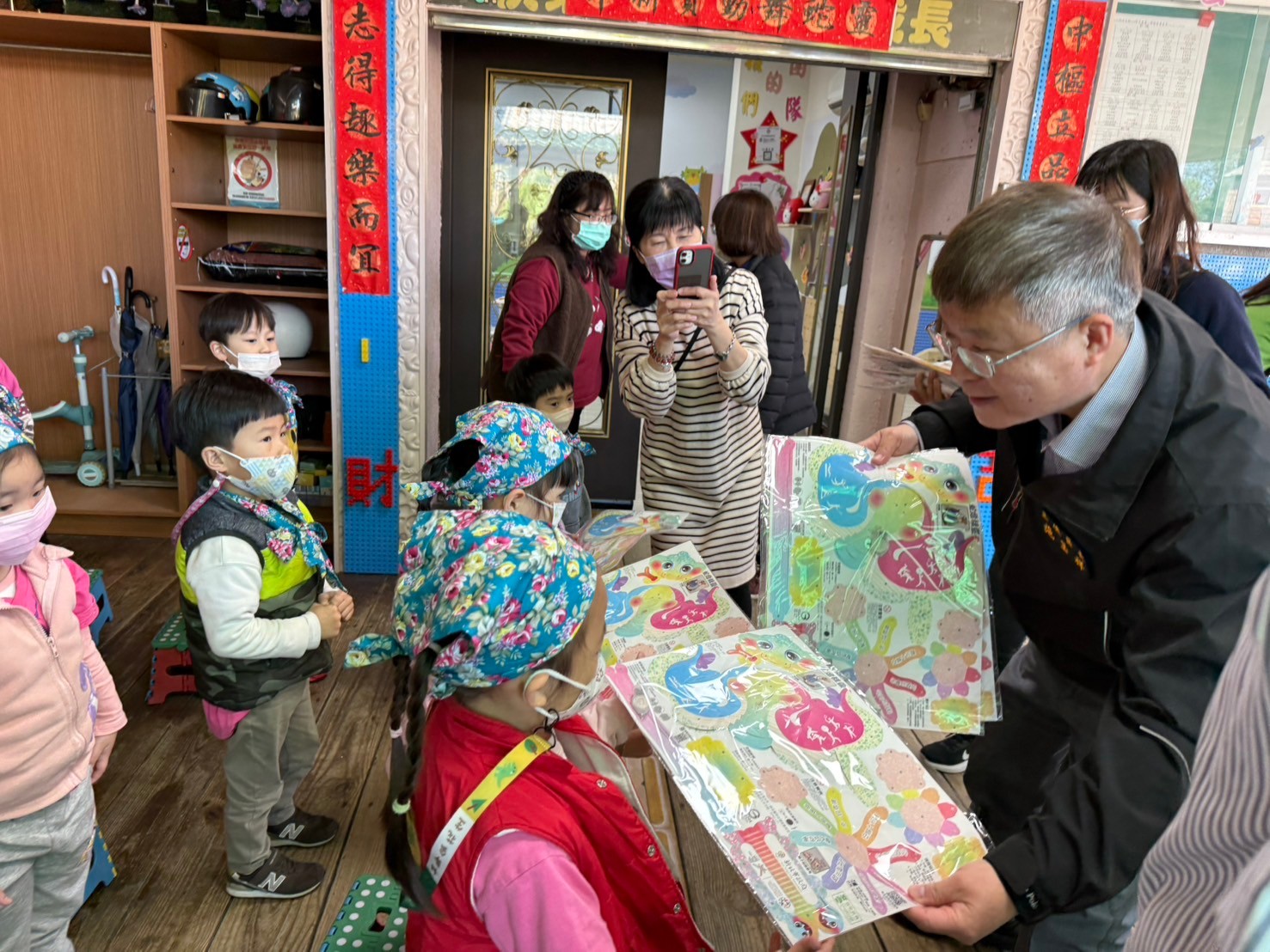 施玉祥區長至中興、溪東及龍埔 幼兒園發放新北市蛇年小提燈