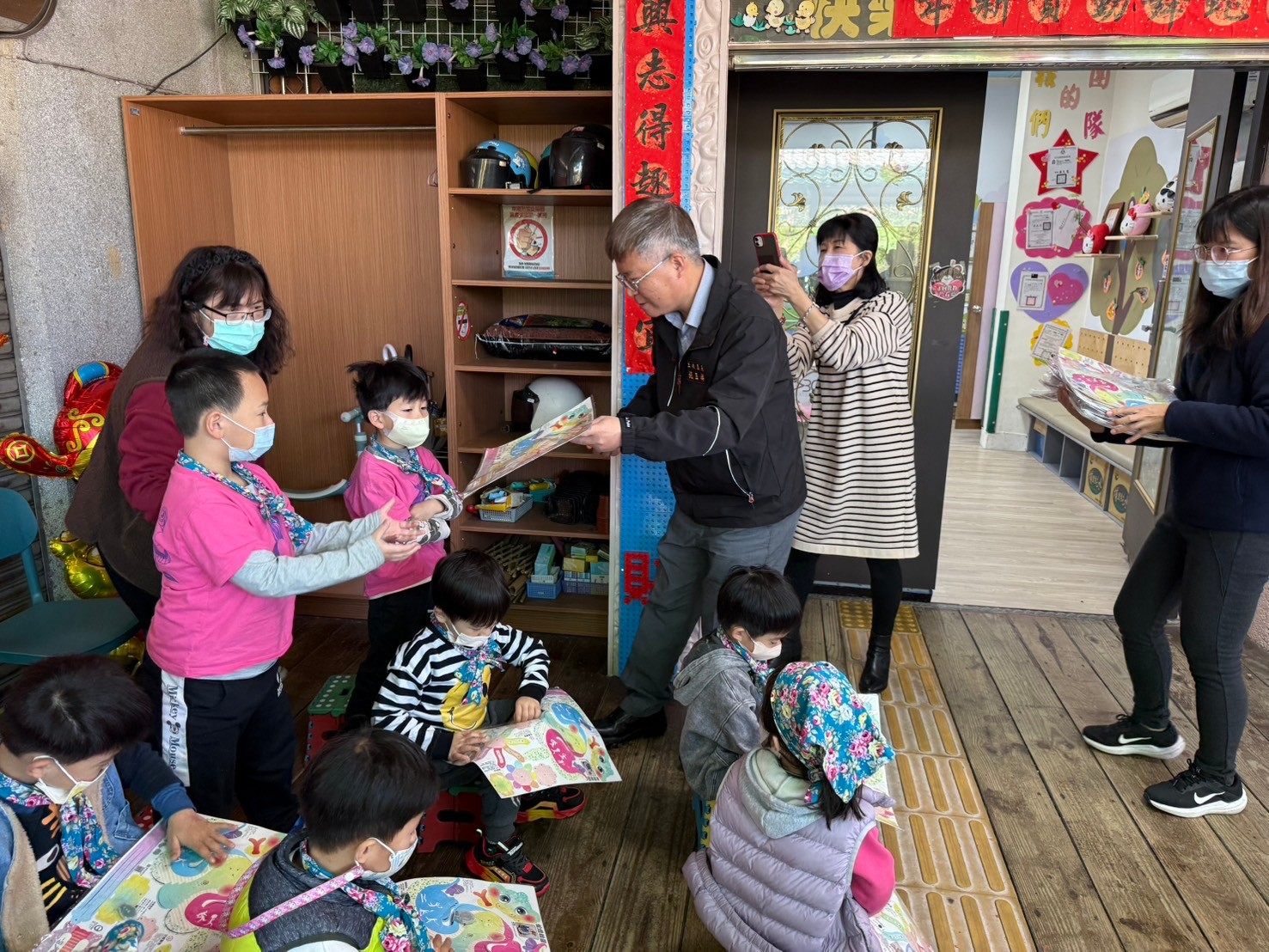 施玉祥區長至中興、溪東及龍埔 幼兒園發放新北市蛇年小提燈