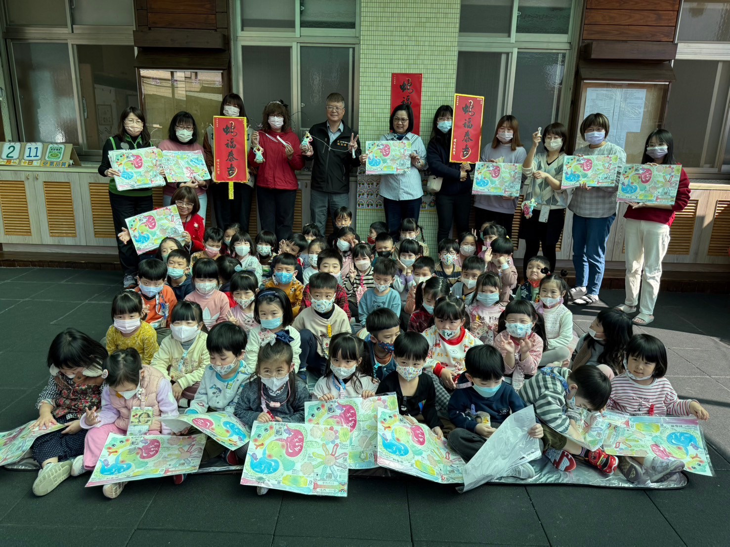 施玉祥區長至中興、溪東及龍埔 幼兒園發放新北市蛇年小提燈