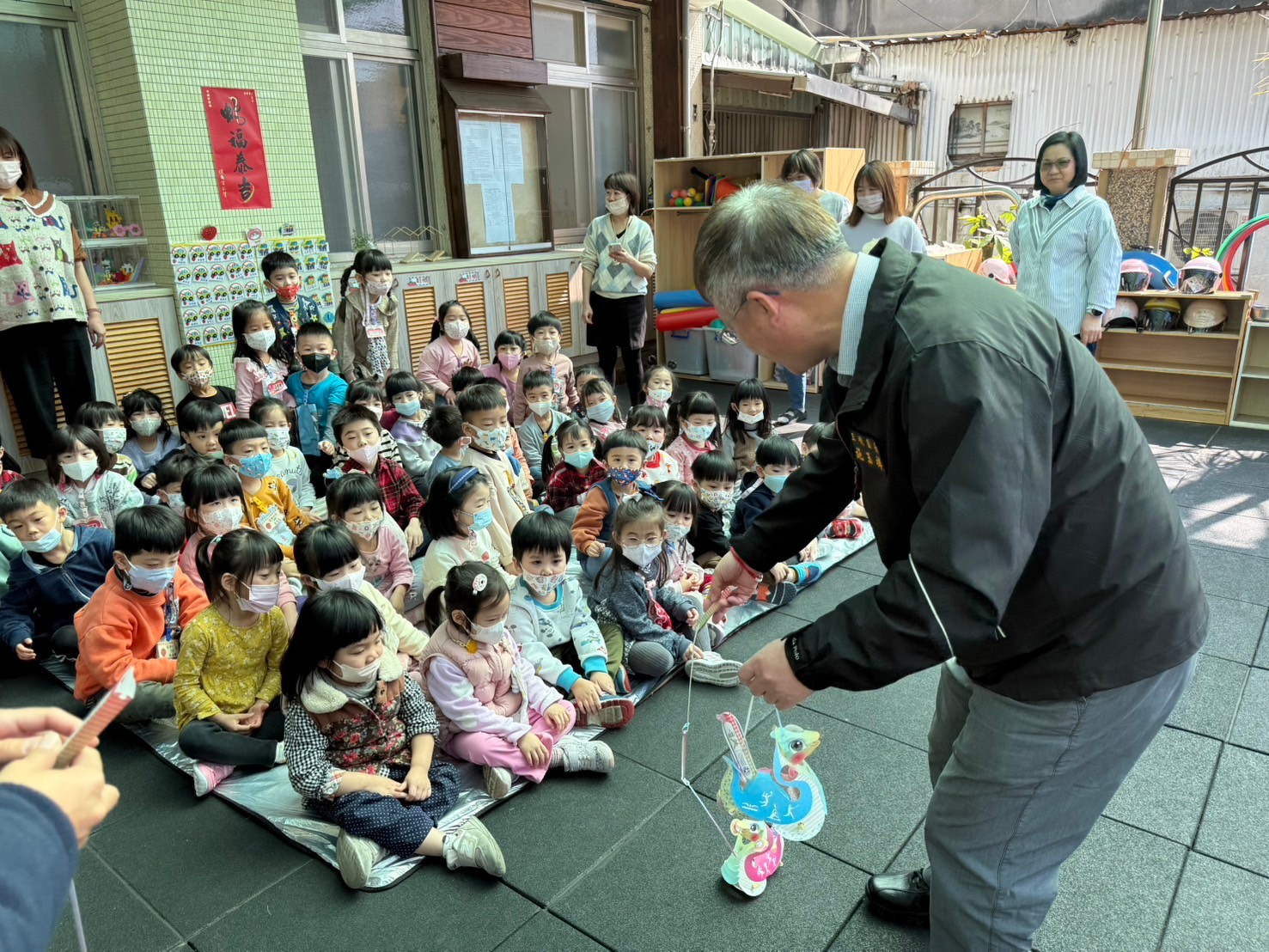 施玉祥區長至中興、溪東及龍埔 幼兒園發放新北市蛇年小提燈