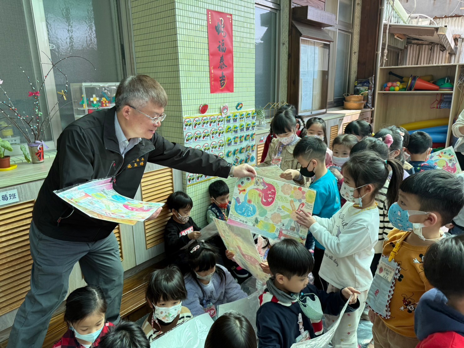 施玉祥區長至中興、溪東及龍埔 幼兒園發放新北市蛇年小提燈