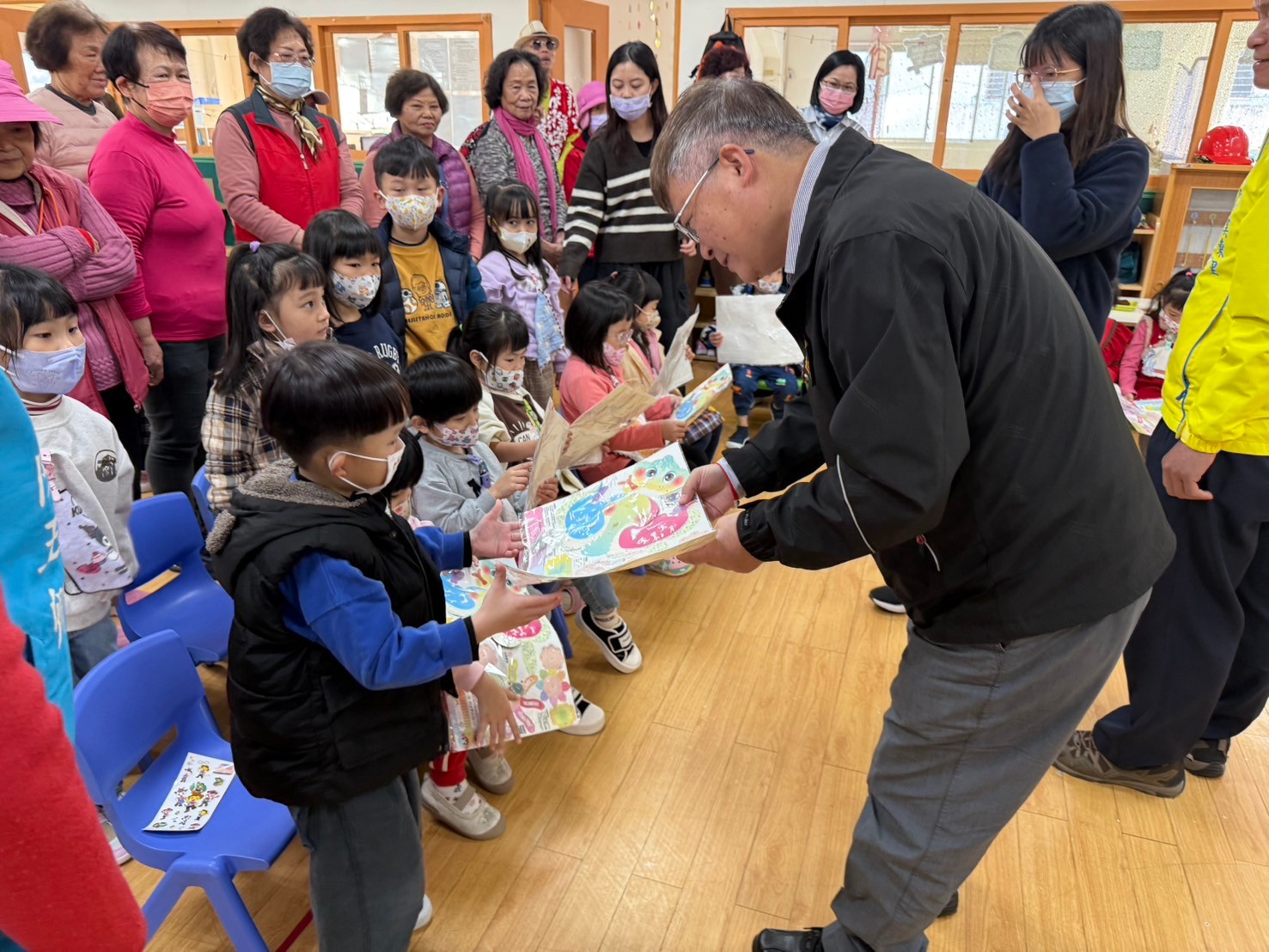 施玉祥區長至中興、溪東及龍埔 幼兒園發放新北市蛇年小提燈