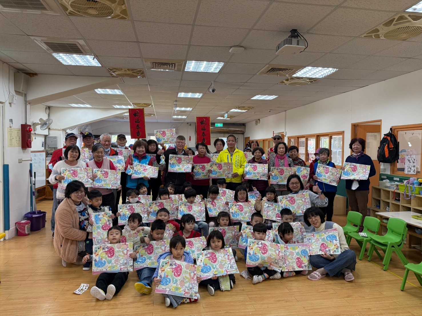 施玉祥區長至中興、溪東及龍埔 幼兒園發放新北市蛇年小提燈