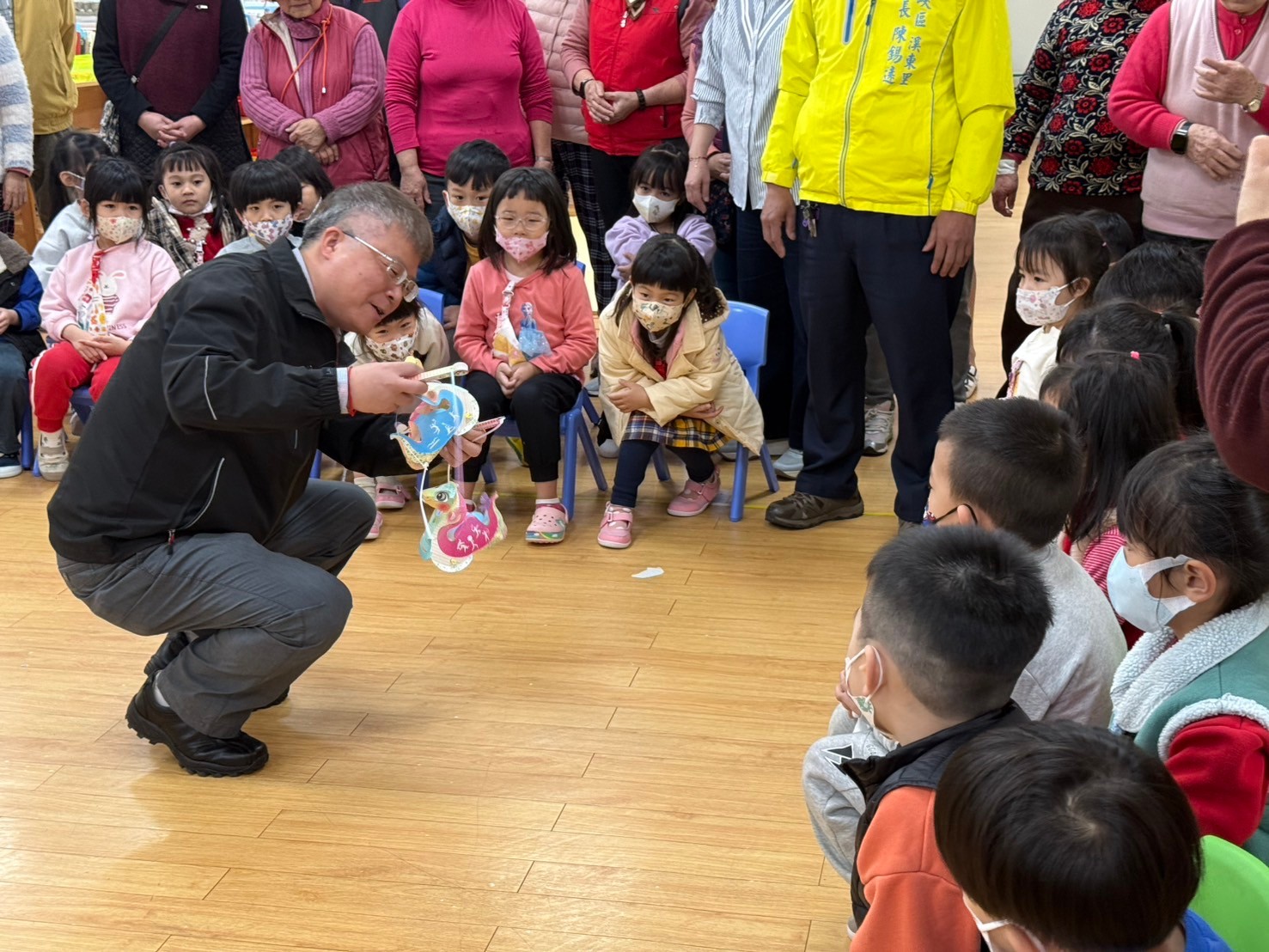 施玉祥區長至中興、溪東及龍埔 幼兒園發放新北市蛇年小提燈