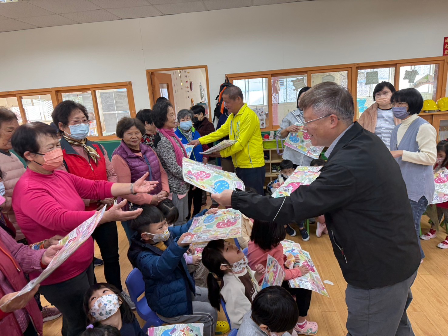 施玉祥區長至中興、溪東及龍埔 幼兒園發放新北市蛇年小提燈